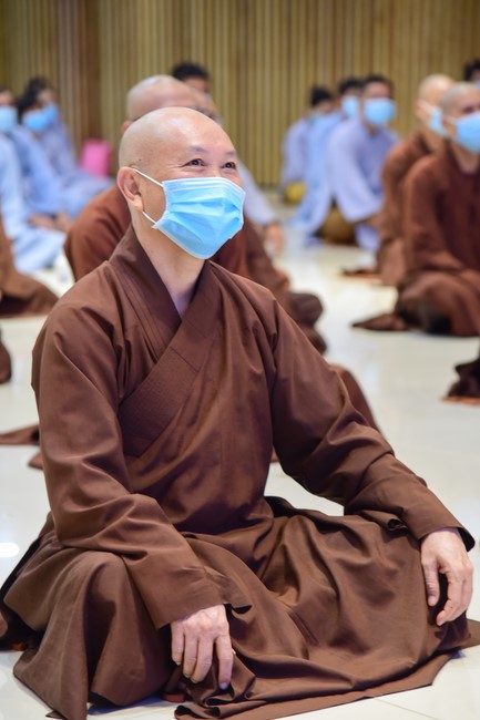 Taking comments to complete recording visual images in the rain season retreat